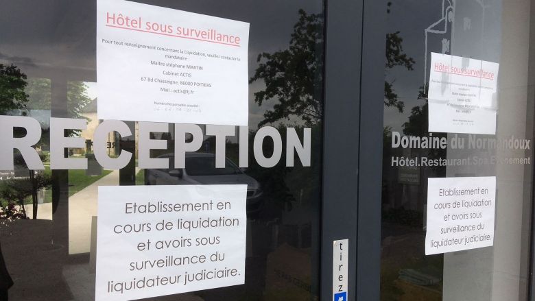 A la réception du Domaine du Normandoux, l'affichage confirme la procédure de liquidation de la structure. / © Clément Massé / France Télévisions